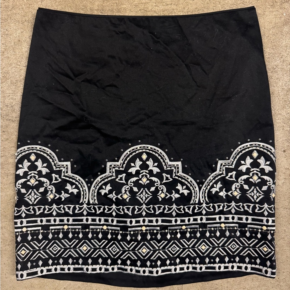White House Black Market Black and White Embroidered Pencil Skirt